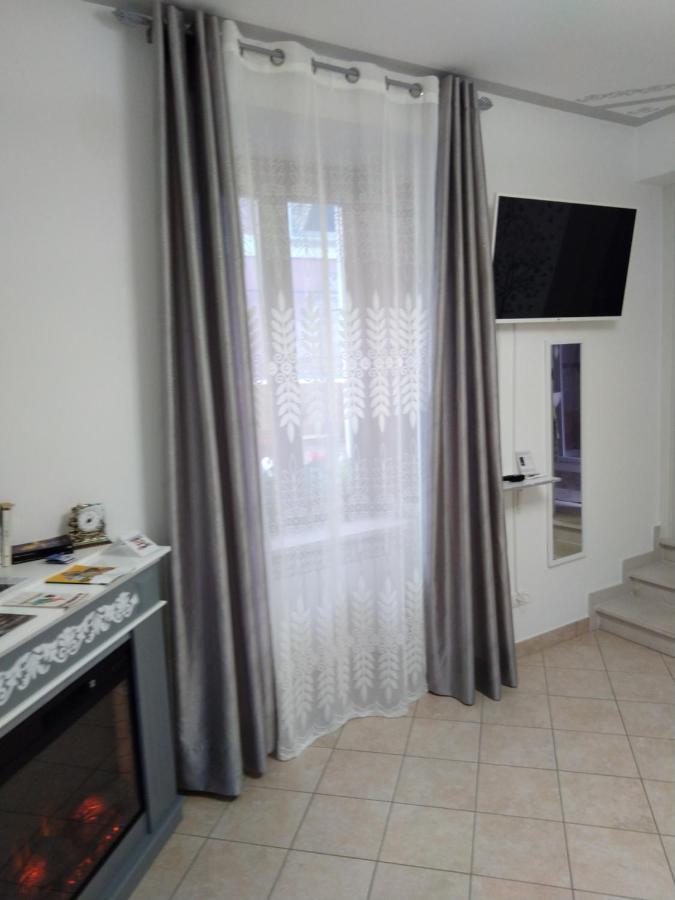 B&B Regina Margherita L'Aquila Bagian luar foto